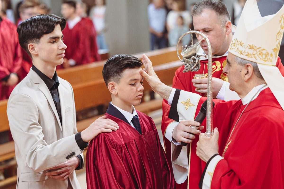 SAKRAMENT KRIZME U OFFENBACHU: Apostolski Nuncij Dr. Nikola Eterović krizmanicima poručio da budu ponosni na svoju vjeru i hrvatske korijene SAKRAMENT KRIZME U OFFENBACHU: Apostolski Nuncij Dr. Nikola Eterović krizmanicima poručio da budu ponosni na svoju vjeru i hrvatske korijene