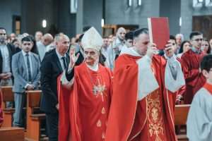 SAKRAMENT KRIZME U OFFENBACHU: Apostolski Nuncij Dr. Nikola Eterović krizmanicima poručio da budu ponosni na svoju vjeru i hrvatske korijene