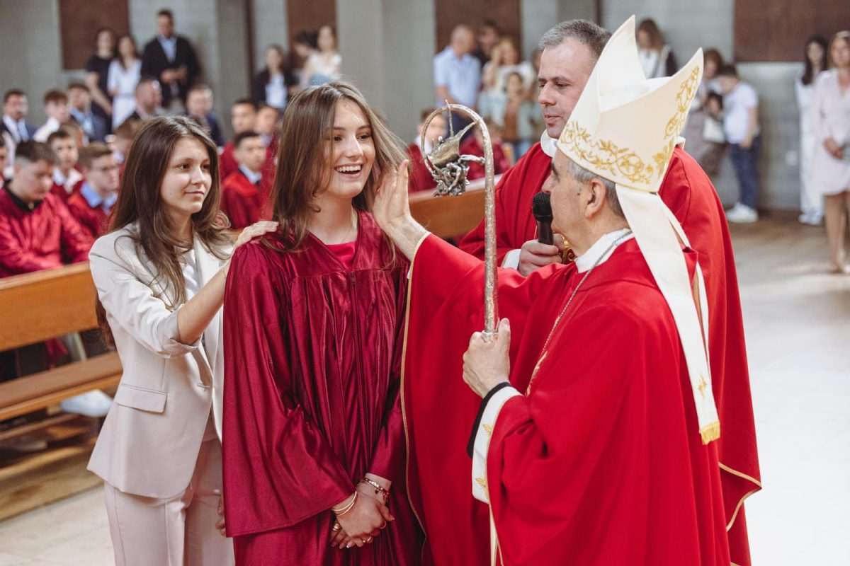 SAKRAMENT KRIZME U OFFENBACHU: Apostolski Nuncij Dr. Nikola Eterović krizmanicima poručio da budu ponosni na svoju vjeru i hrvatske korijene SAKRAMENT KRIZME U OFFENBACHU: Apostolski Nuncij Dr. Nikola Eterović krizmanicima poručio da budu ponosni na svoju vjeru i hrvatske korijene