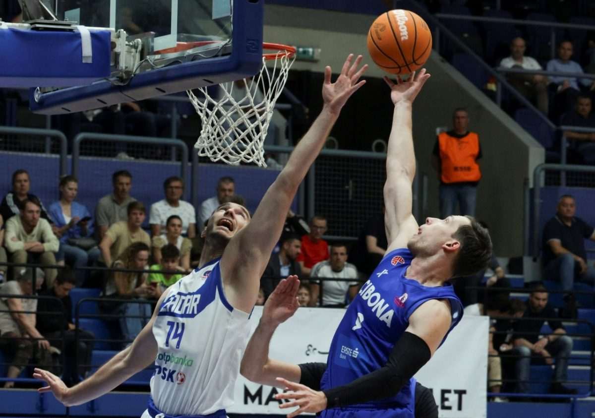 Lovro Mazalin i Sven Smajlagic u borbi za loptu / Foto: Hina