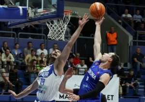 Lovro Mazalin i Sven Smajlagic u borbi za loptu / Foto: Hina