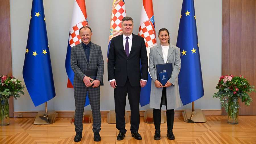 VELIKA ČAST: Milanović odlikovao Zrinku Ljutić Zoran Milanović Zrinku i njenog oca odlikovao Redom Danice hrvatske / Foto: Hina