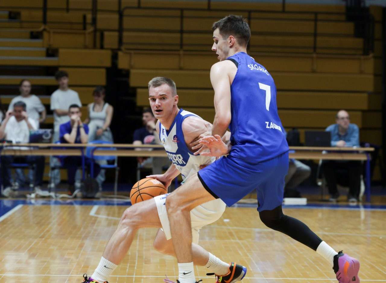 POBJEDOM NAD CIBONOM U ZAGREBU: Košarkaši Zadra izborili finale doigravanja hrvatskog prvenstva Mate Kalajžić i Luka Škorić / Foto: Hina