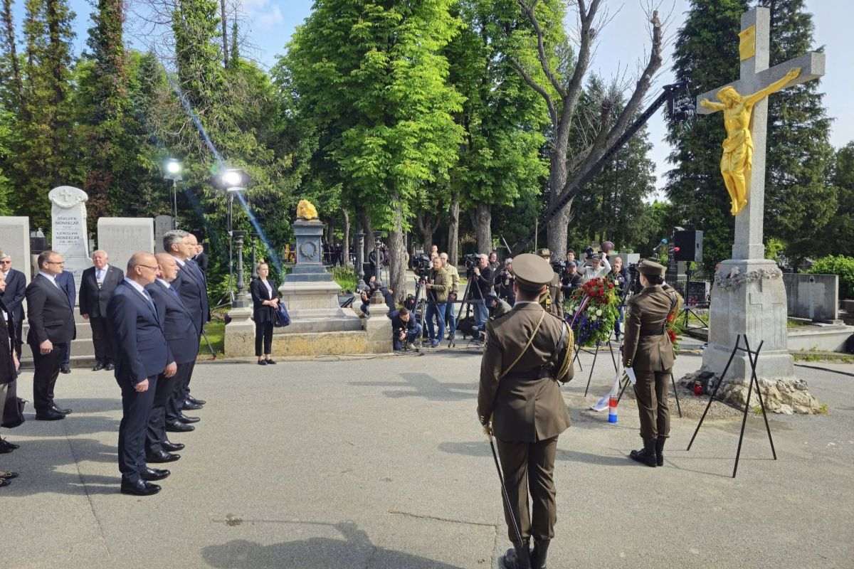 KOMEMORACIJA NA MIROGOJU ZA 80. GODIŠNJICU BLEIBURŠKE TRAGEDIJE: Plenković i Jandroković izrazili pijetet žrtvama ubijenima bez suđenja nakon kraja Drugog svjetskog rata Komemoracija u povodu 80. obljetnice Bleiburške tragedije i Križnog puta hrvatskog naroda na Mirogoju / Foto: Fenix (MVEP)