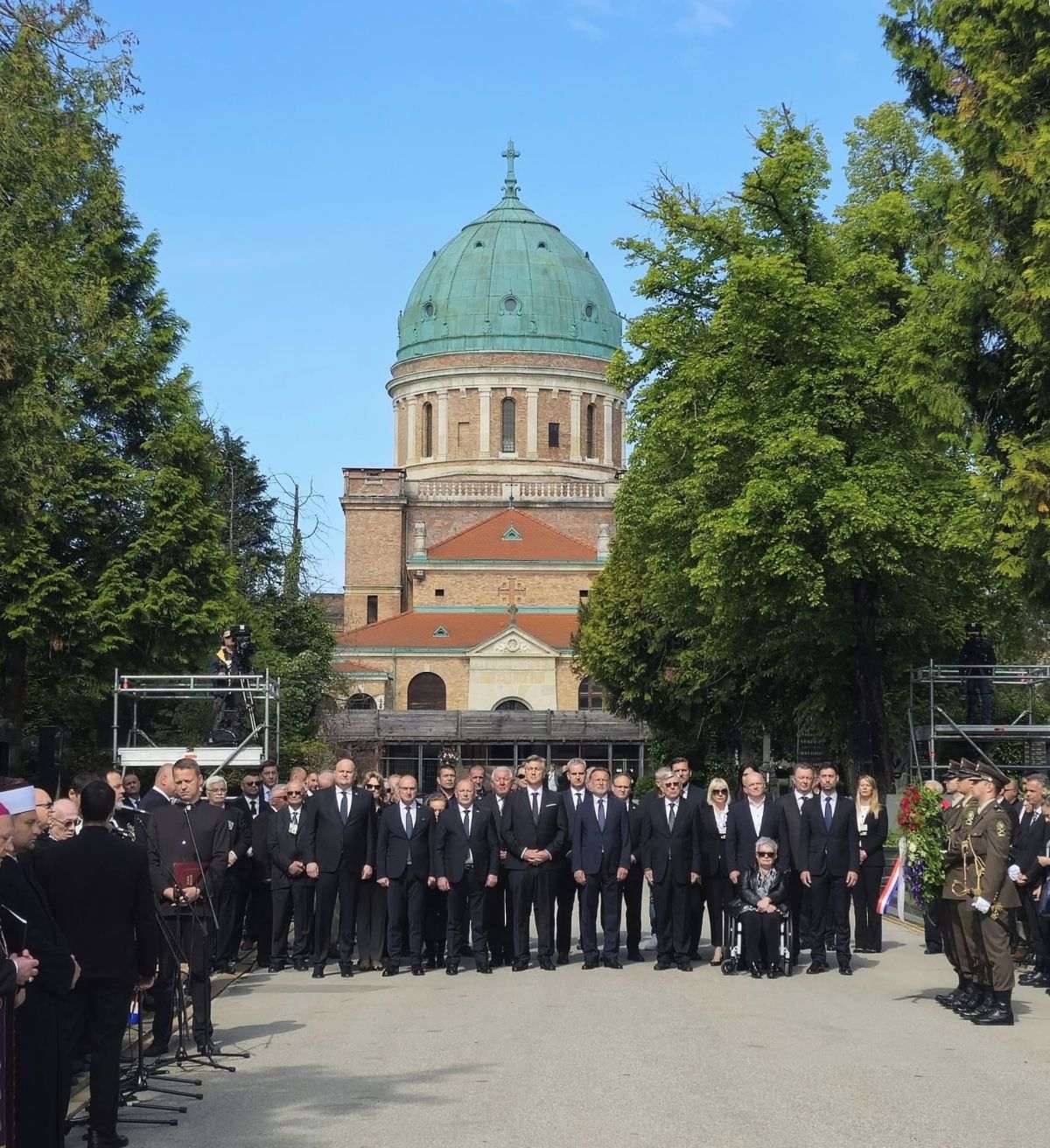 KOMEMORACIJA NA MIROGOJU ZA 80. GODIŠNJICU BLEIBURŠKE TRAGEDIJE: Plenković i Jandroković izrazili pijetet žrtvama ubijenima bez suđenja nakon kraja Drugog svjetskog rata Komemoracija u povodu 80. obljetnice Bleiburške tragedije i Križnog puta hrvatskog naroda na Mirogoju / Foto: Fenix (MVEP)