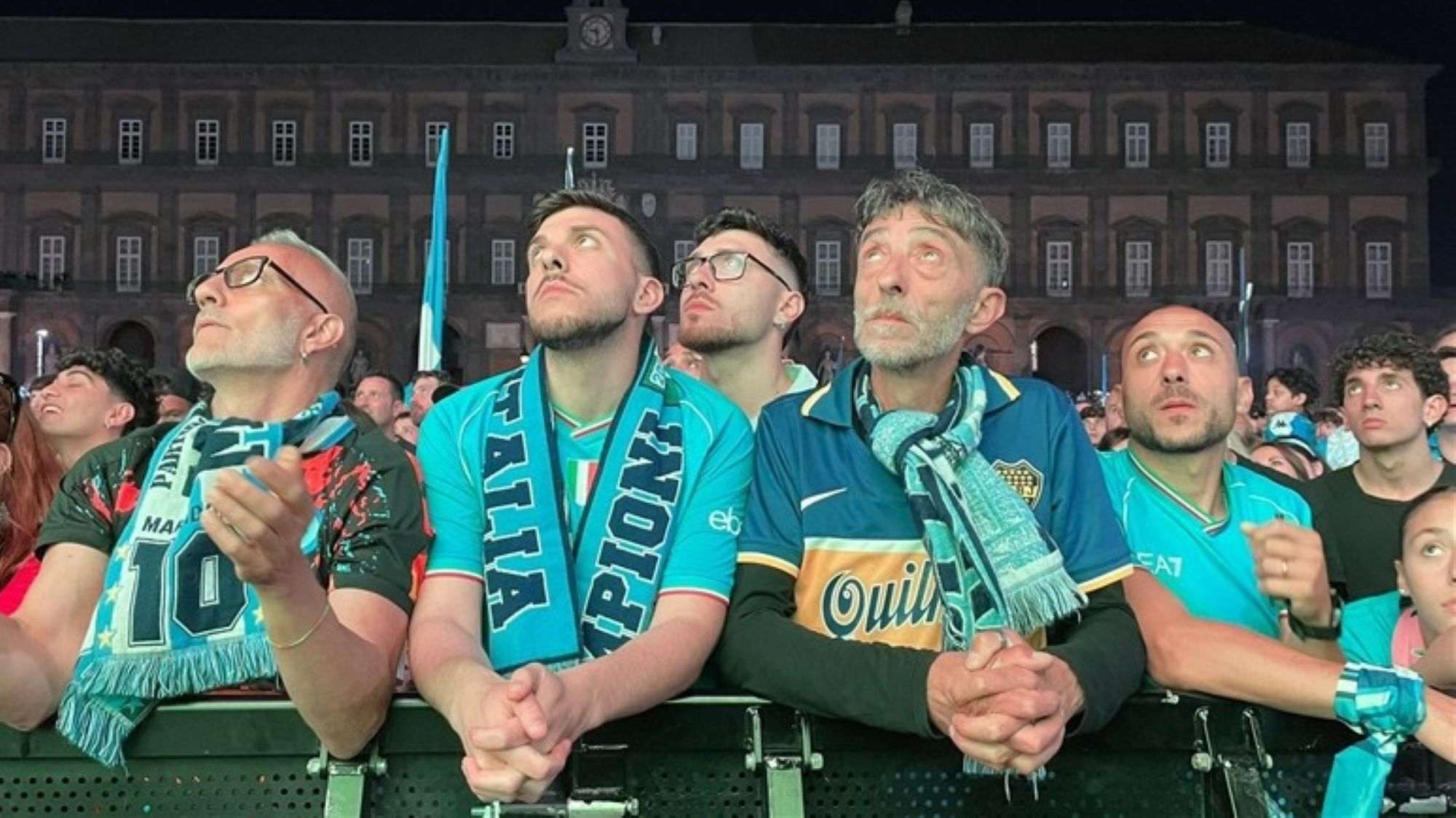 NAPULJ U TRANSU: Napoli savladao Cagliari i četvrti put osvojio naslov prvaka Italije Navijači Napolia na ulici gledaju utakmicu (ILUSTRACIJA) / Foto: Anadolu
