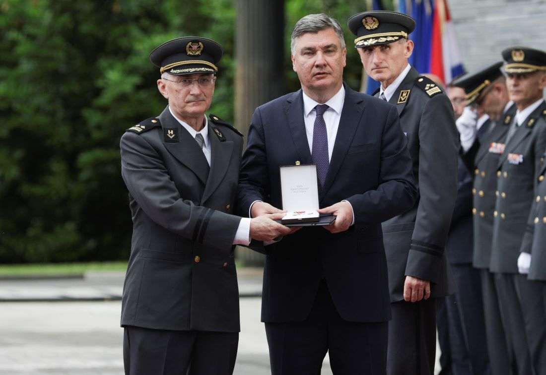 SVEČANO NA PANTOVČAKU: Milanović uručio odlikovanja i promaknuća pripadnicima Oružanih snaga RH