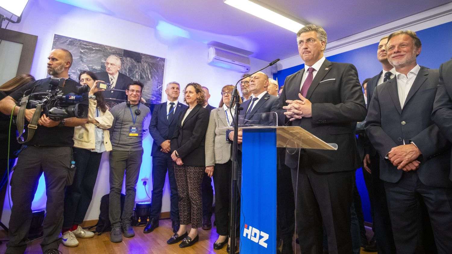 PLENKOVIĆ IZNIMNO ZADOVOLJAN: Ukupno gledajući, HDZ je ostvario sjajne rezultate, SDP je doživio katastrofu, a Možemo! se nije maknuo od "lončarenja" Obraćanje premijera Plenkovića nakon izbornih rezultata / Foto: Hina