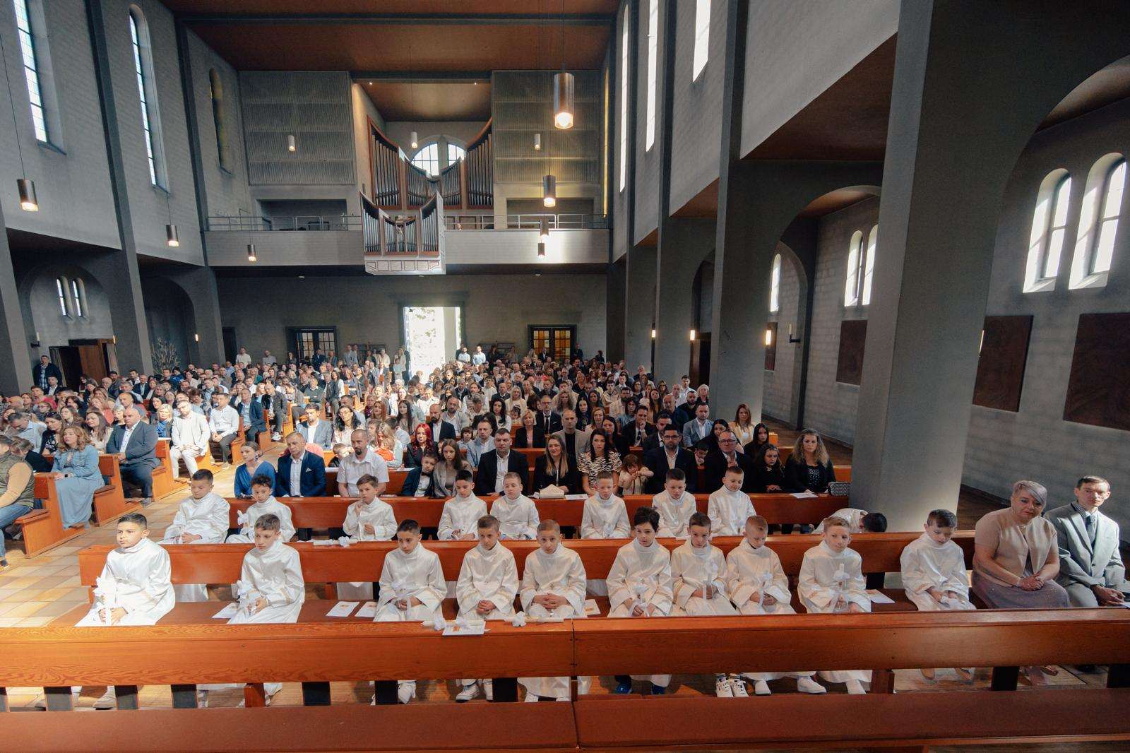 PRVA SVETA PRIČEST HRVATSKE KATOLIČKE ZAJEDNICE OFFENBACH/M: Više od tradicije, „Poziv na put“ PRVA SVETA PRIČEST HRVATSKE KATOLIČKE ZAJEDNICE OFFENBACH/M: Više od tradicije, „Poziv na put“