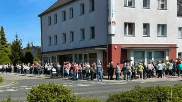 Stotine ljudi su u Bitterfeld-Wolfenu satima čekale u redu kako bi dobili termin za liječnički pregled / Foto: Preslik MZ  Bitterfeld/Facebook