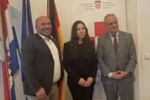 BERLIN: Turističko predstavljanje „grada iz mašte na bijelom kamenu“ Romeo Dragicchio _ Lidija Budimir i veleposlanik Gordan Bakota / Foto: Hrvatski glas Berlin