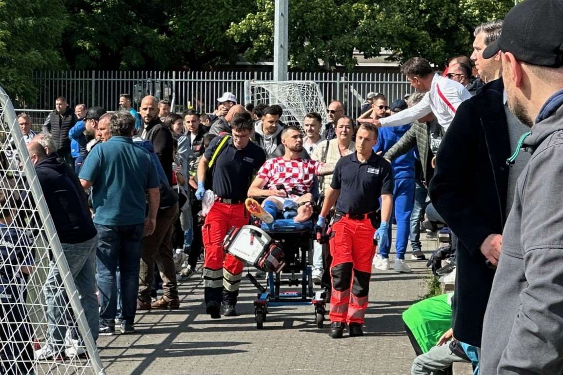 CROATIA FRANKFURT IZBORILA OSTANAK U KREISOBERLIGI: Ozljeda koljena Ante Štrljića pokvarila slavlje gostujuće 5:2 pobjede u Griesheimu Trenutak kada zbog ozljede koljena igralište napušta najbolji igrač Croatije Ante Štrljić / Foto: Fenix (SIM)