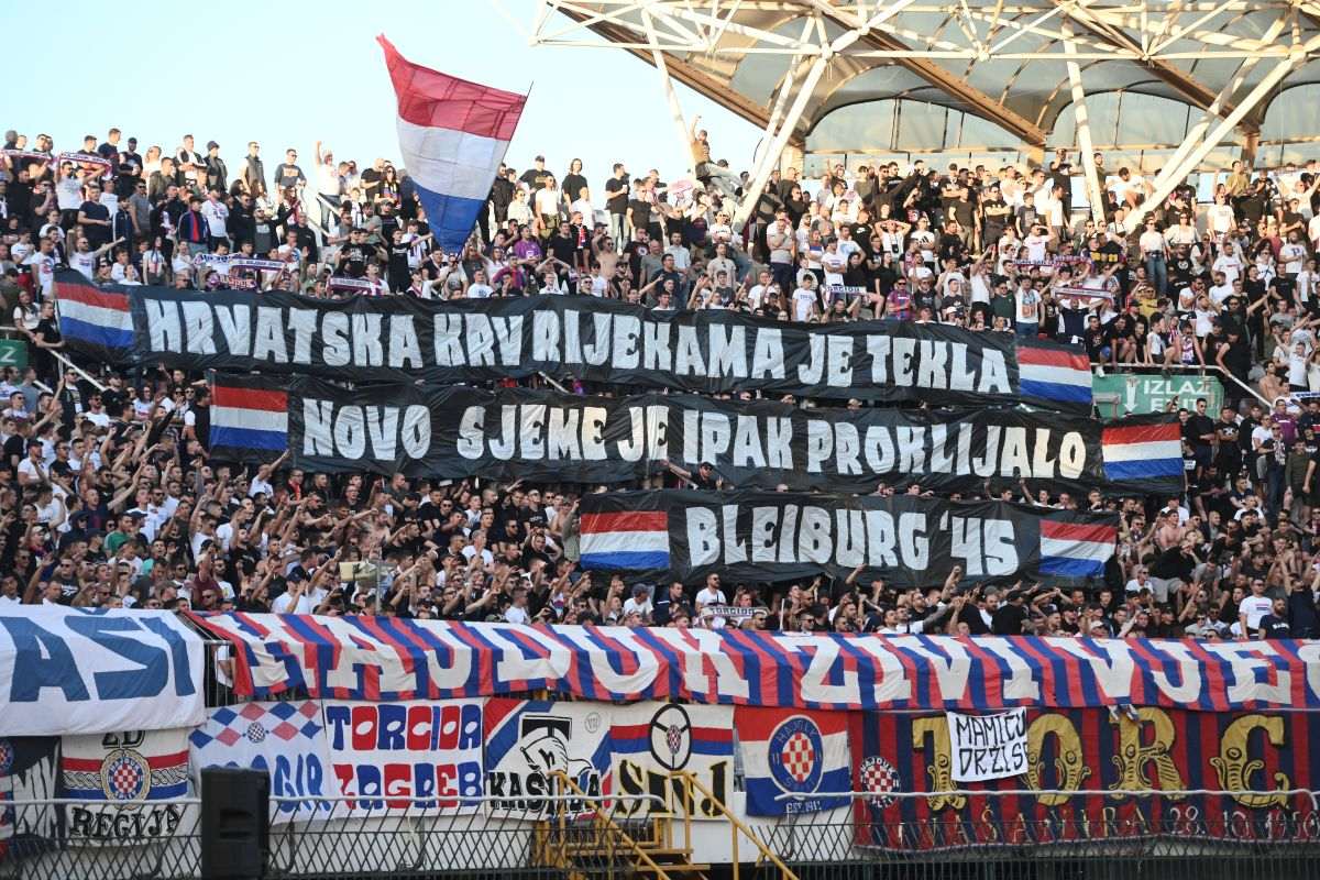 NADA JOŠ ŽIVI: Hajduk pomogao Dinamu pobjedom nad Rijekom, ali i teoretski ostao u utrci za prvaka Torcidin natpis: Hrvatska krv rijekama je tekla - novo sjeme je ipak proklijalo - Bleiburg 1945. / Foto: Hina