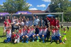 Prva momčad (U-11-1) Croatije München sa trenerima i roditeljima / Foto: Fenix (Z- Zubaj)