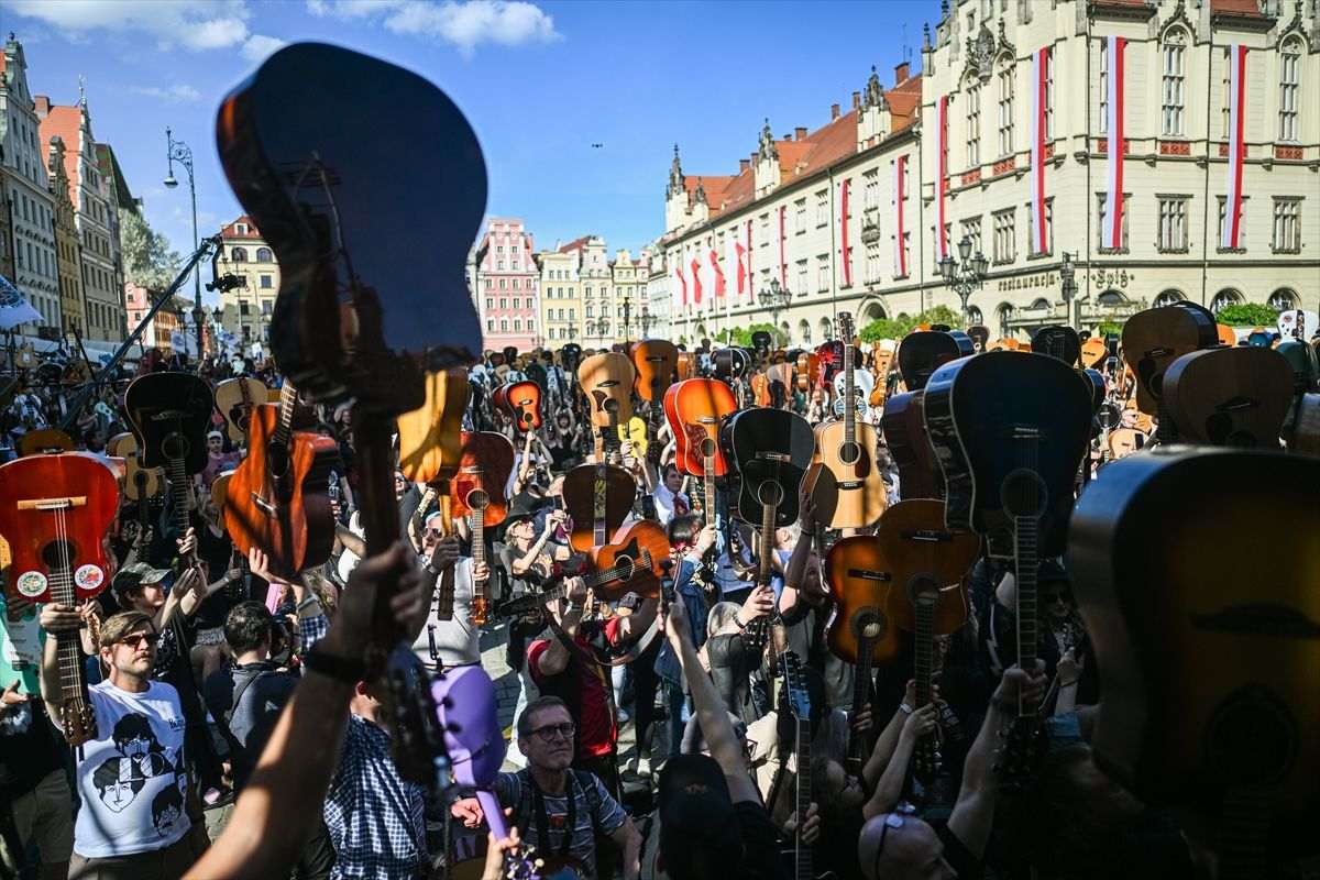 Na glavnom trgu u Wroclawu u Poljskoj, 8.122 gitarista zajedno je izvelo pjesmu "Hey Joe" slavnog Jimija Hendrixa / Foto: Anadolu