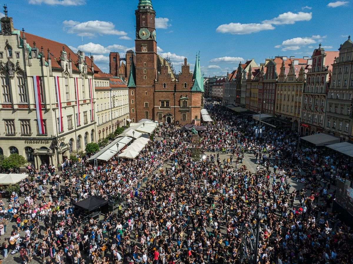 OBOREN SVJETSKI REKORD: U Wroclawu 8.122 gitarista zajedno izvelo pjesmu "Hey Joe" slavnog Jimija Hendrixa Na glavnom trgu u Wroclawu u Poljskoj, 8.122 gitarista zajedno je izvelo pjesmu "Hey Joe" slavnog Jimija Hendrixa / Foto: Anadolu
