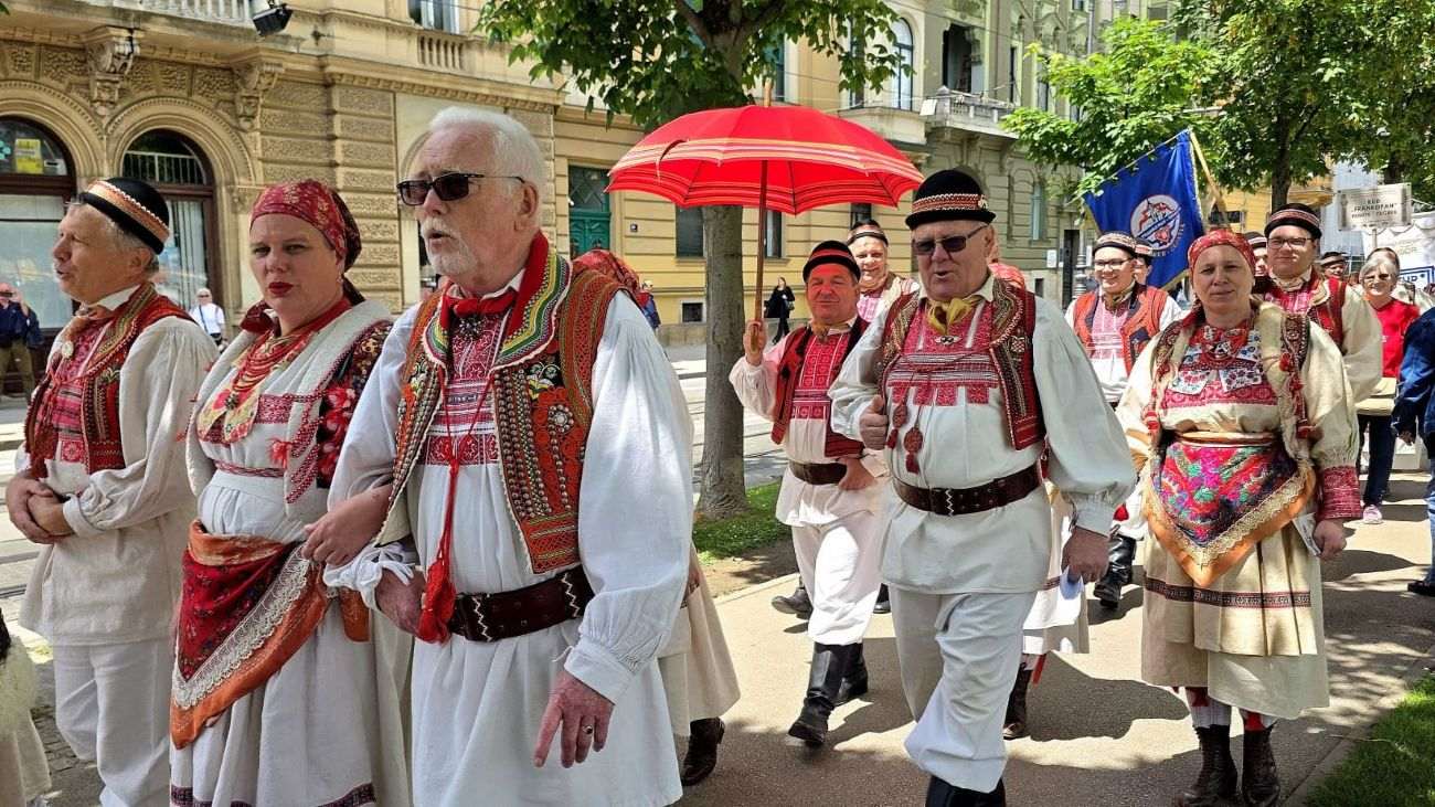 U ČAST 1.100-e OBLJETNICE HRVATSKOGA KRALJEVSTVA: Više od 1.600 sudionika iz 38 gradova u Svehrvatskoj zborskoj povorci u Zagrebu Svehrvatska zborska povorka u Zagrebu / Foto: Fenix (M. Ružić)