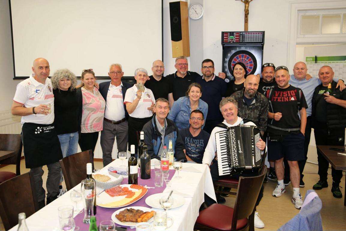 (FOTO) OKUPILO OKO 1.000 LJUDI: Hrvati u Calwu proslavili Očev dan uz ples, pjesmu i zabavu - oduševili i Nijemce Proslava Očevog dana u Calwu / Foto: Fenix (Ž.Cindić)