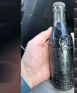 EVO KOLIKO VRIJEDI: Muškarac pronašao oko 120 godina staru, zatvorenu bocu Coca-Cole EVO KOLIKO VRIJEDI: Muškarac pronašao oko 120 godina staru, zatvorenu bocu Coca-Cole