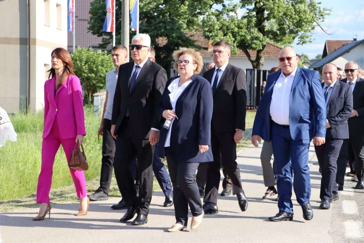 „80 GODINA – ZNAMO ŠTO JE BILO!“: Dragan Čović i izaslanstvo HNS-a BiH na Danima sjećanja u Posavskoj Mahali Dani sjećanja u Posavskoj Mahali / Foto: Fenix (HNS BiH)
