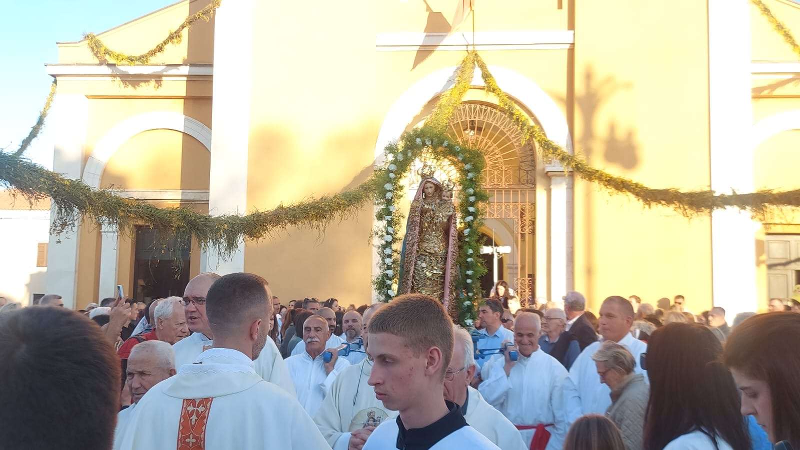 SVEČANO U ZADRU: Proslavljen blagdan Gospe Loretske i 299. obljetnica dolaska Arbanasa u Zadar Svetkovina Gospe Loretske u Arbanasima u Zadru / Foto: Fenix (Sandra Graf)