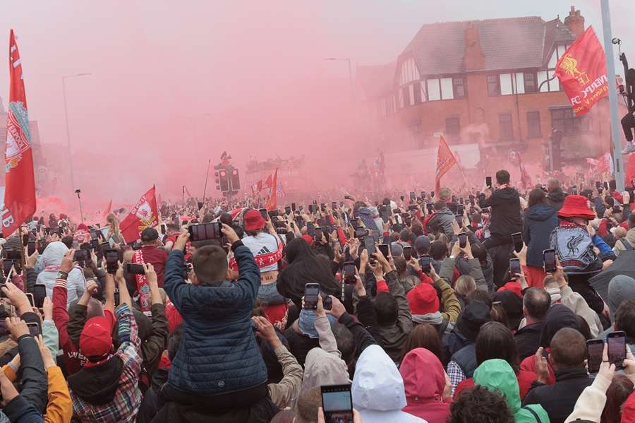 (FOTO) JUBILARNI 20. NASLOV: Liverpool proslavio naslov trijumfalnom paradom Liverpool proslavio naslov prvaka Premier lige / Foto: Anadolu