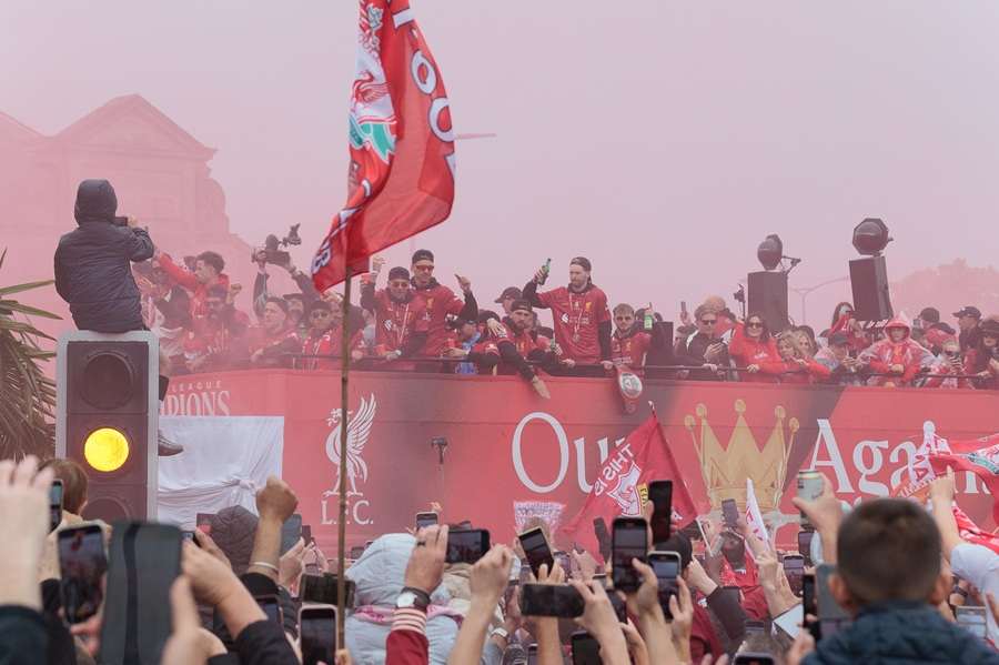 (FOTO) JUBILARNI 20. NASLOV: Liverpool proslavio naslov trijumfalnom paradom Liverpool proslavio naslov prvaka Premier lige / Foto: Anadolu
