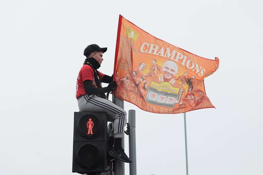 (FOTO) JUBILARNI 20. NASLOV: Liverpool proslavio naslov trijumfalnom paradom Liverpool proslavio naslov prvaka Premier lige / Foto: Anadolu