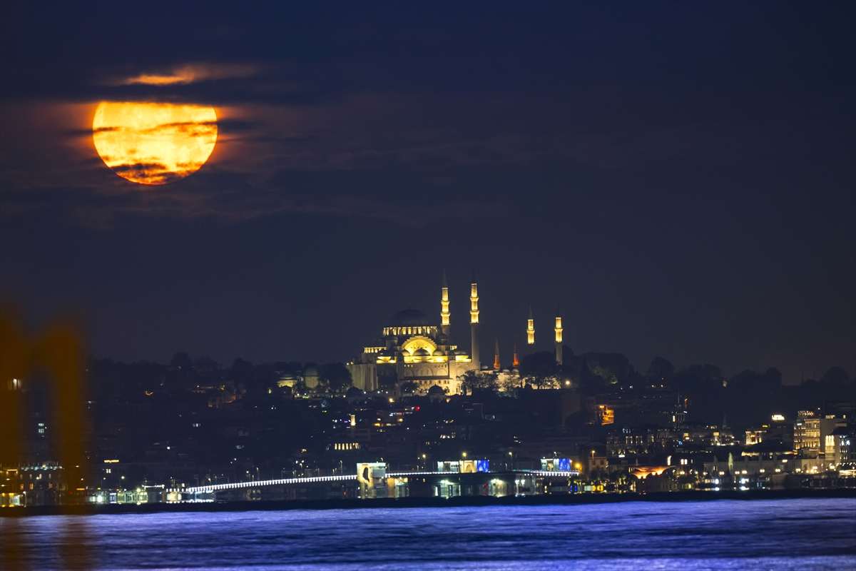 Pun mjesec iznad Istanbula /Foto: Anadolu