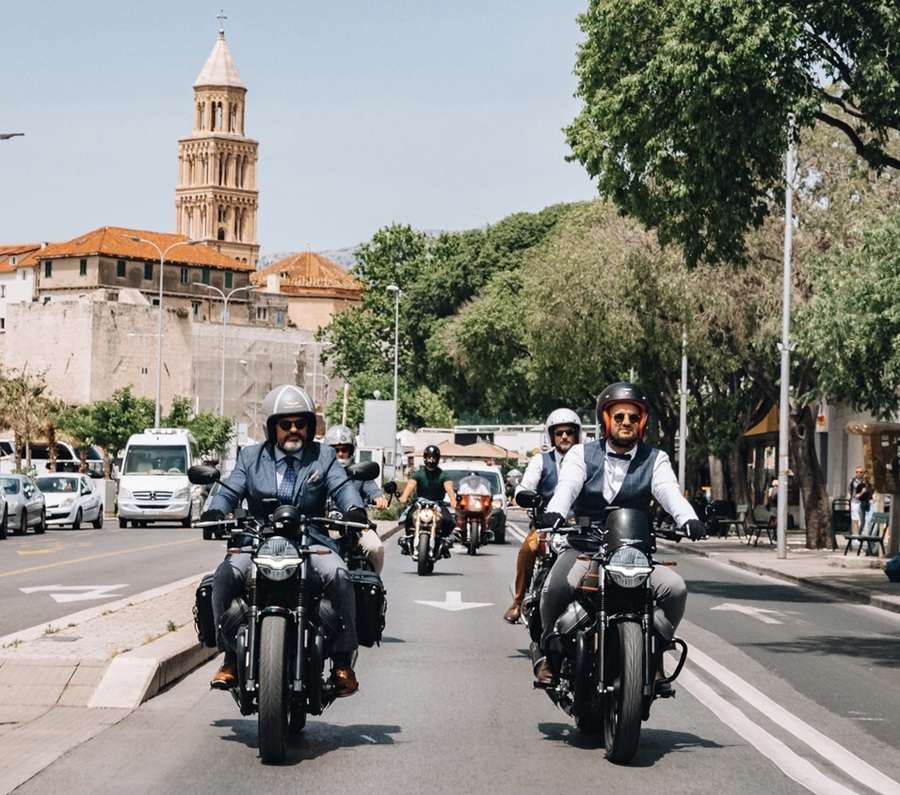 Moto vožnja Splitom u finim odijelima, protiv raka prostate / Foto: Fenix (info.kadar)