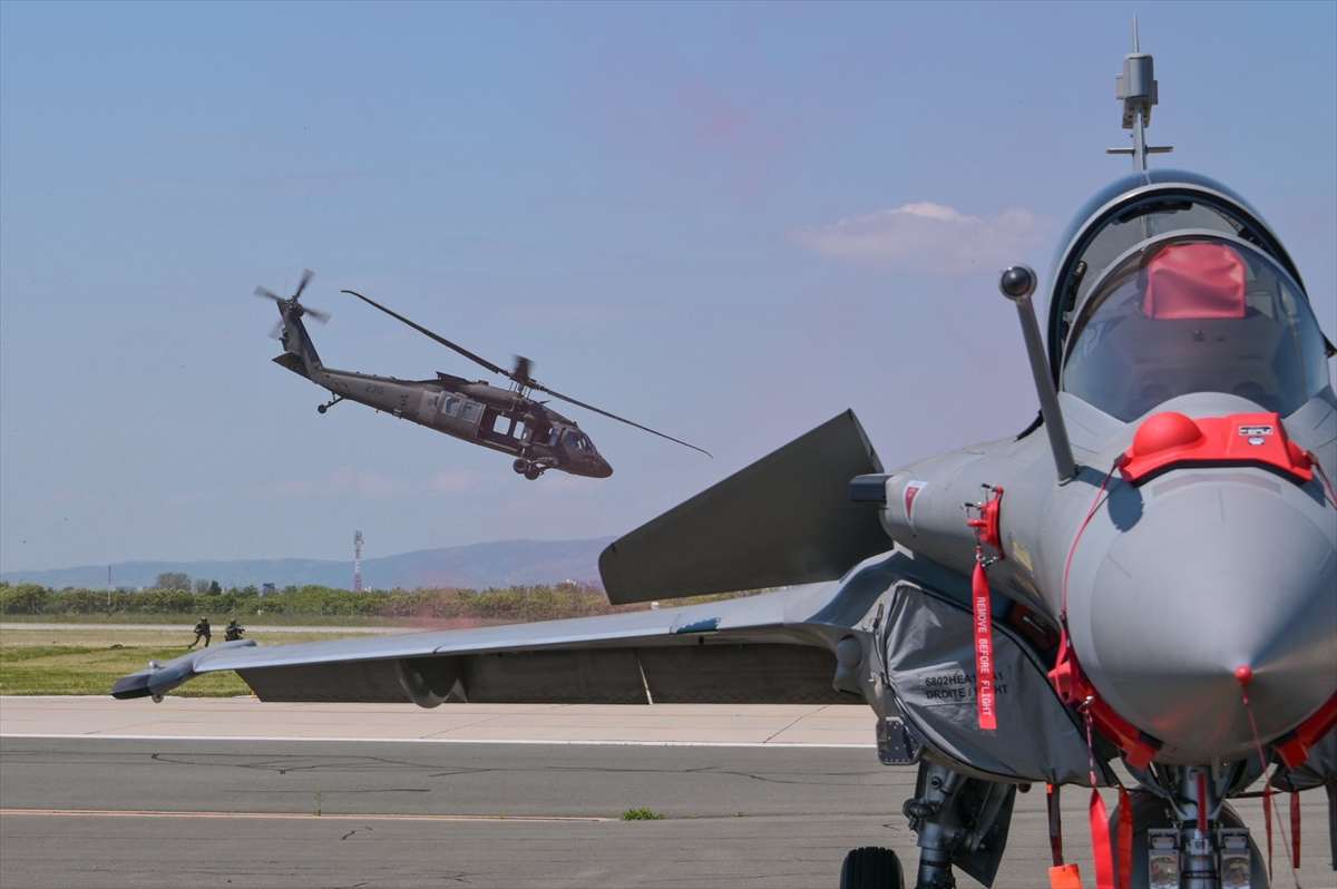 KOMPLETNA ESKADRILA: 12 borbenih zrakoplova Rafale prvi put predstavljeni u Hrvatskoj KOMPLETNA ESKADRILA: 12 borbenih zrakoplova Rafale prvi put predstavljeni u Hrvatskoj