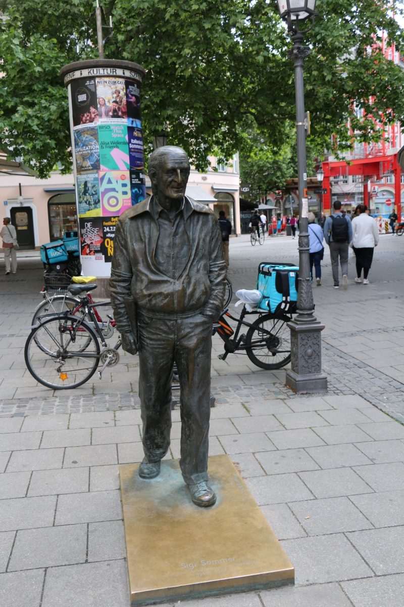 SIGI SOMMER: Priča o vječitom šetaču u Münchenu koji nikad nije prestao promatrati svoj grad Brončana statua pisca Sigija Sommera u Münchenu / Foto: Fenix (MD)