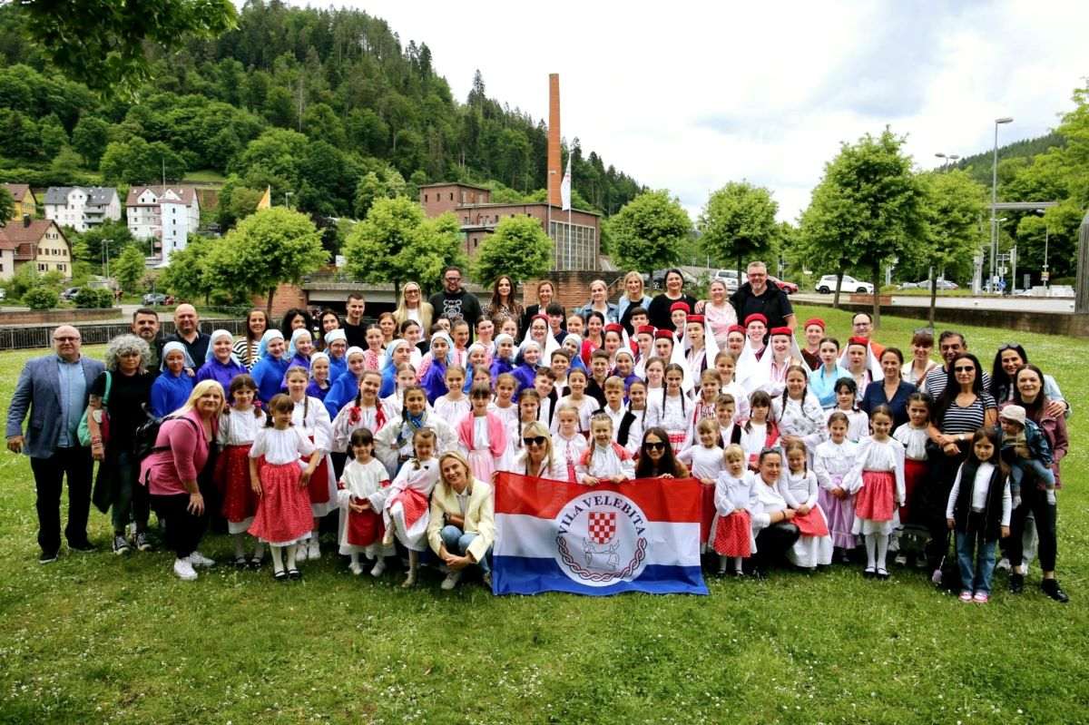 Folklorni ansambl Hrvatske katoličke zajednice Vila Velebita iz Sindelfingena / Foto: Fenix (Željko Cindrić)