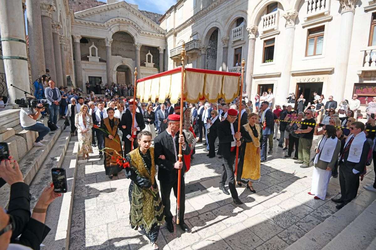 Svečanom procesijom na Peristilu i svetom misom na Rivi obilježen blagdan sv. Dujma / Foto: Hina
