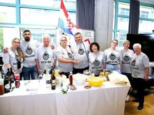 NOVA HRVATSKA UDRUGA U STUTTGARTU: Osnovana je u veljači, a u subotu su imali prvi javni nastup Upravni odbor udruge „Srce vatreno“/ Foto: Fenix (J.Trieb)