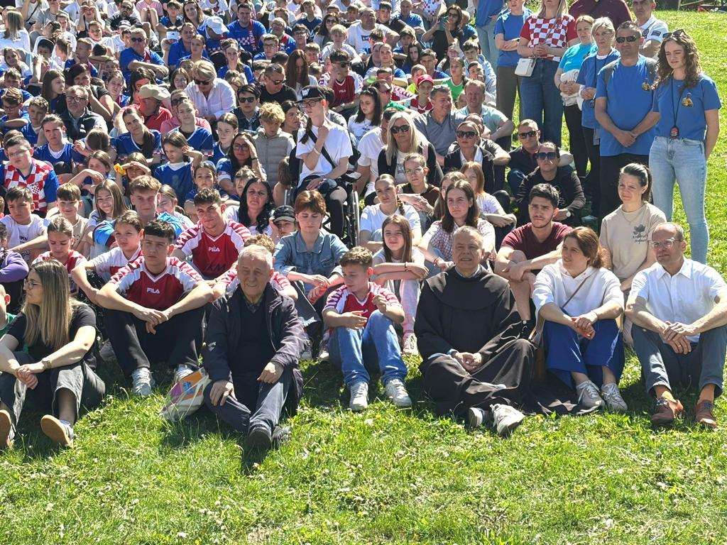 (FOTO) Ministranti iz Bavarske se okupili na velikom susretu ministranata hrvatskih katoličkih zajednica u Münchenu (FOTO) Ministranti iz Bavarske se okupili na velikom susretu ministranata hrvatskih katoličkih zajednica u Münchenu
