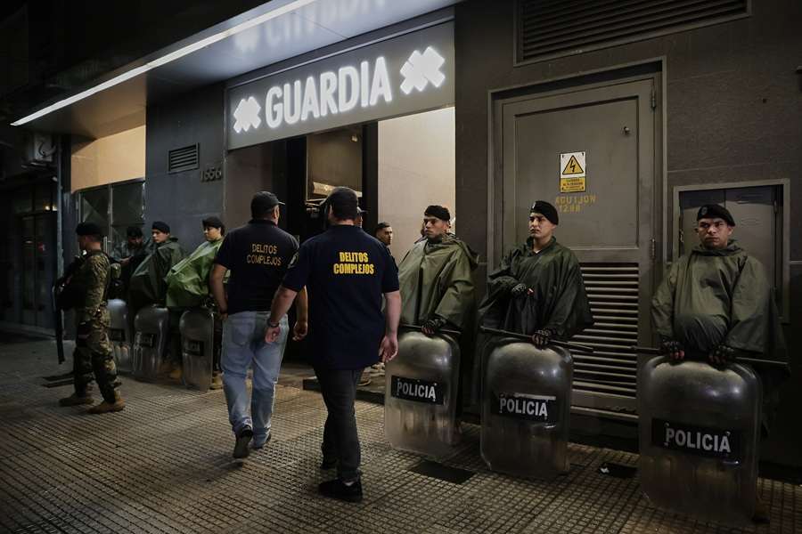 POLICIJA UPALA U KLINIKU ZBOG MARADONINE SMRTI: Zaplijenjena medicinska dokumentacija, sumnja se na nemar Policija upala u kliniku zbog Maradonine smrti / Foto: Anadolu