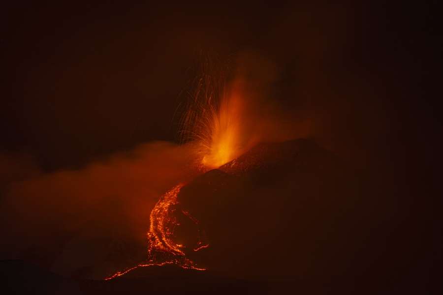 EKSPLOZIJE IZ KRATERA: Vulkan Etna ponovno eruptirao Vulkan Etna / Foto: Anadolu
