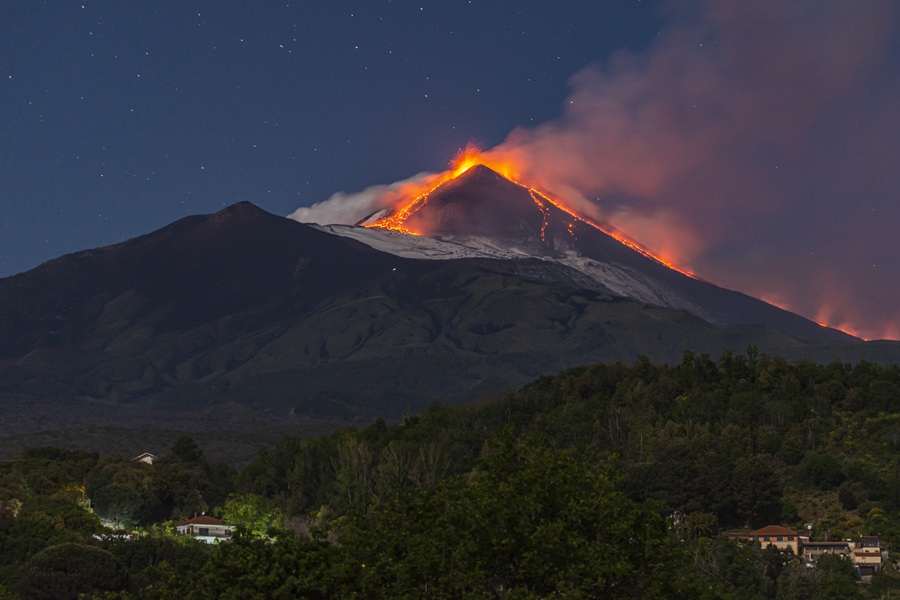 EKSPLOZIJE IZ KRATERA: Vulkan Etna ponovno eruptirao Vulkan Etna / Foto: Anadolu
