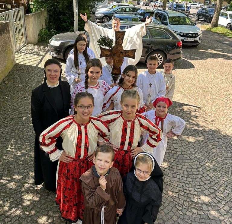 WIESBADEN I MONTABAUR: Mnogi vjernici okupili se na svečanosti Majčina dana i Dana duhovnih zvanja i pokazali kolika je snaga hrvatske zajednice Majčin dan u Wiesbadenu / Foto: Fenix (FKM)