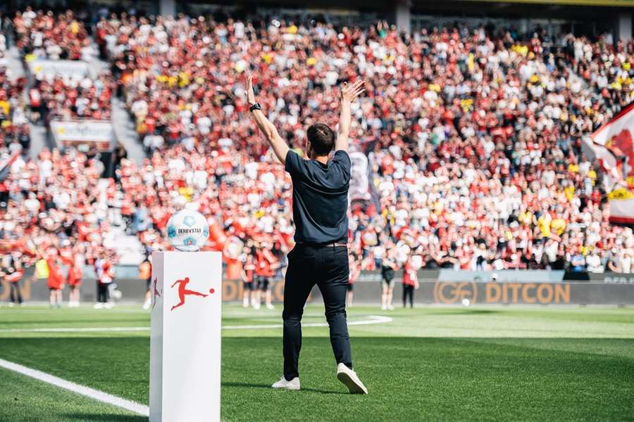 POSLJEDNJA UTAKMICA I PUN STADION: Xabi Alonso se oprostio od navijača Bayera, dobio ulicu u Leverkusenu Xabi Alonso / Foto: Anadolu