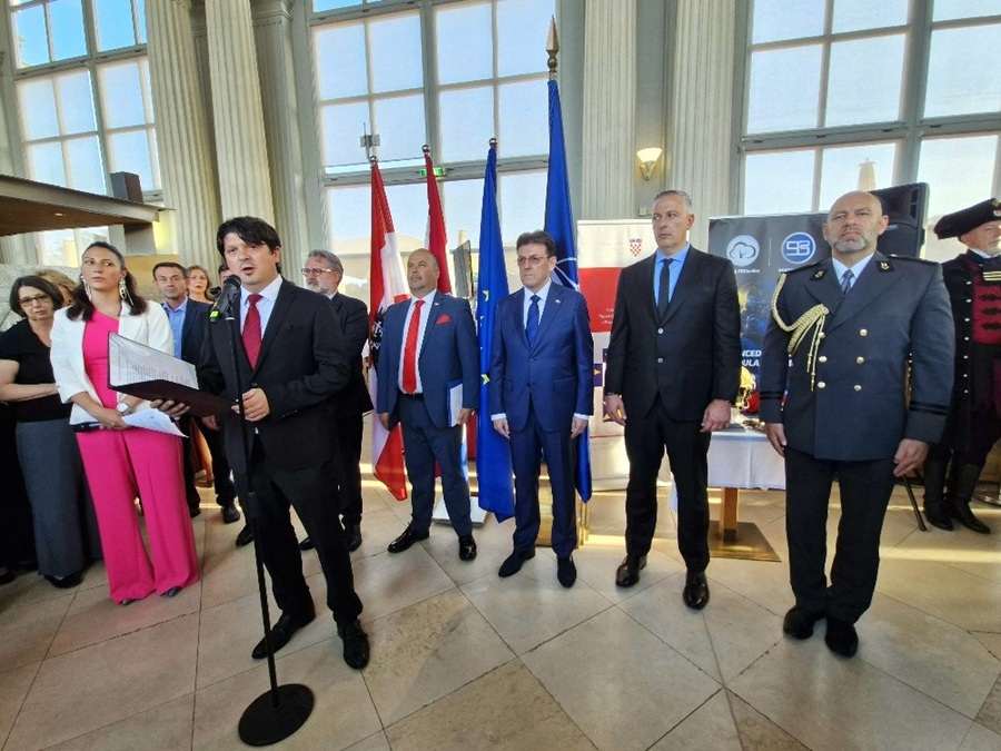 UZ ZVUKE MUP-OVE KLAPE “SV.MIHOVIL”: Hrvati u Austriji svečano obilježili Dan državnosti i Dan oružanih snaga RH. Minuta šutnje za žrtve tragedije u Grazu UZ ZVUKE MUP-OVE KLAPE “SV.MIHOVIL”: Hrvati u Austriji svečano obilježili Dan državnosti i Dan oružanih snaga RH. Minuta šutnje za žrtve tragedije u Grazu