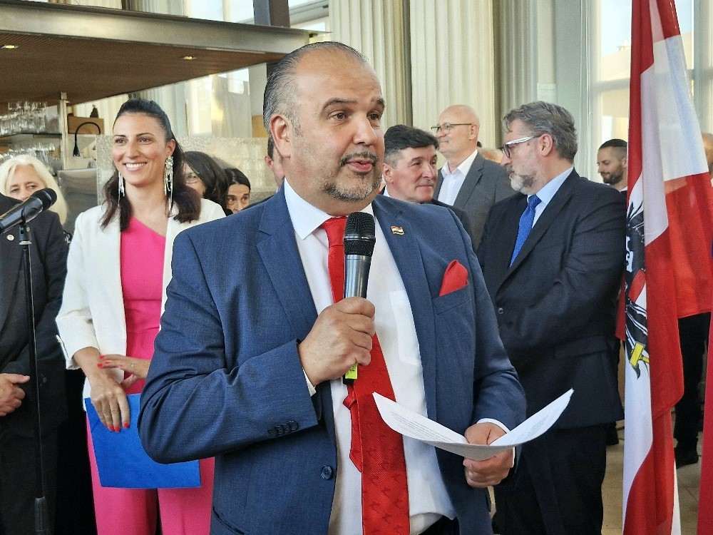 UZ ZVUKE MUP-OVE KLAPE “SV.MIHOVIL”: Hrvati u Austriji svečano obilježili Dan državnosti i Dan oružanih snaga RH. Minuta šutnje za žrtve tragedije u Grazu Daniel Glunčić