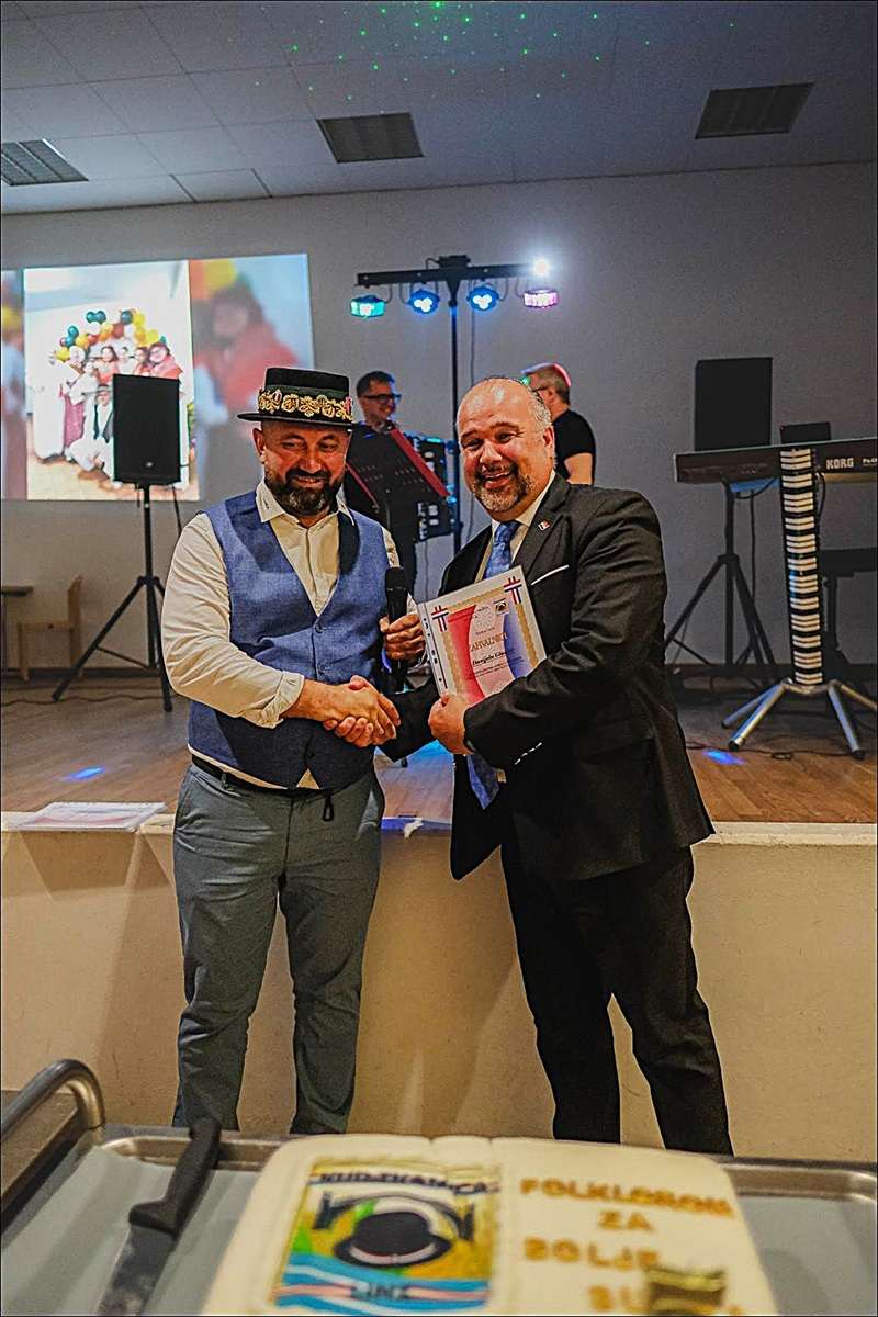 “FOLKLOROM ZA BOLJE SUTRA”: KUD "Tkanica" iz austrijskog Linza svečano proslavio svoj 5. rođendan Predsjednik Tkanice Banović i veleposlanik Glunčić (desno) / Foto: Snježana Herek