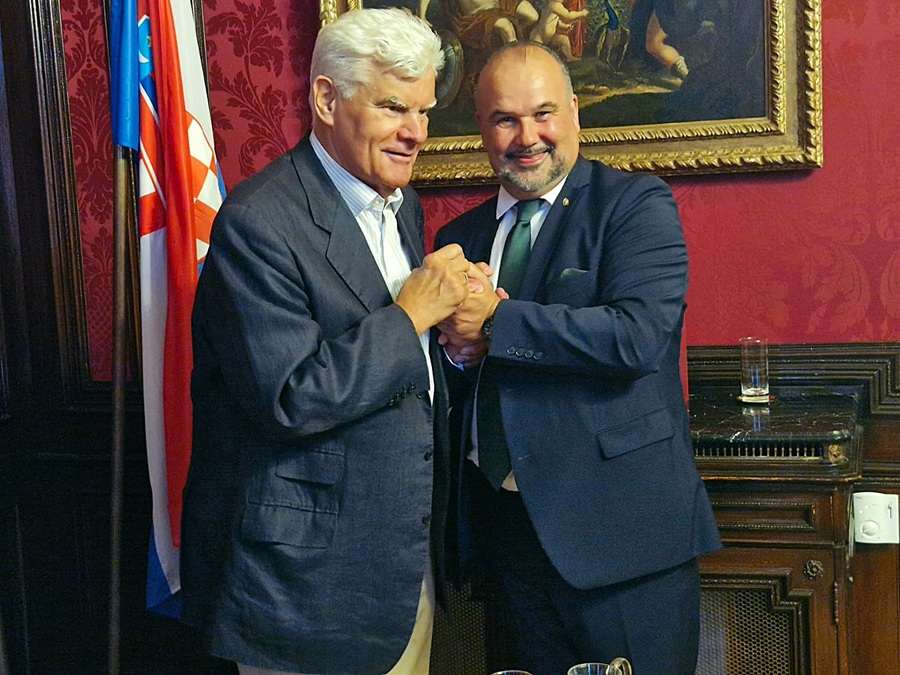 VEČER UMJETNOSTI: U Veleposlanstvu RH u Beču dr. Brogyanyi promovirao suvremene hrvatske slikare, a Petru Tyranu uručena “Večernjakova domovnica” Veleposlanik Glunčić i Brogyanyi