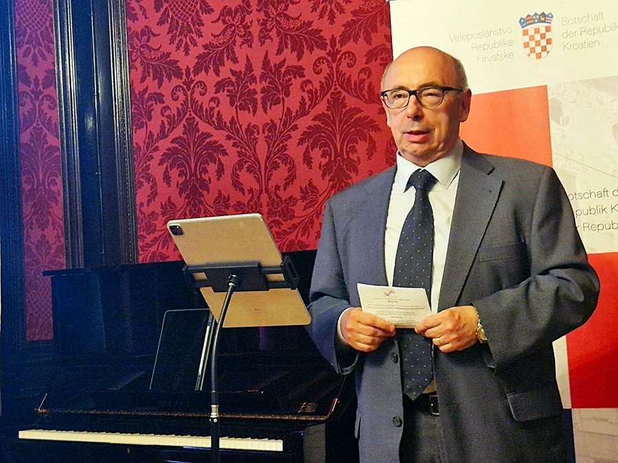 VEČER UMJETNOSTI: U Veleposlanstvu RH u Beču dr. Brogyanyi promovirao suvremene hrvatske slikare, a Petru Tyranu uručena “Večernjakova domovnica” S. Kus