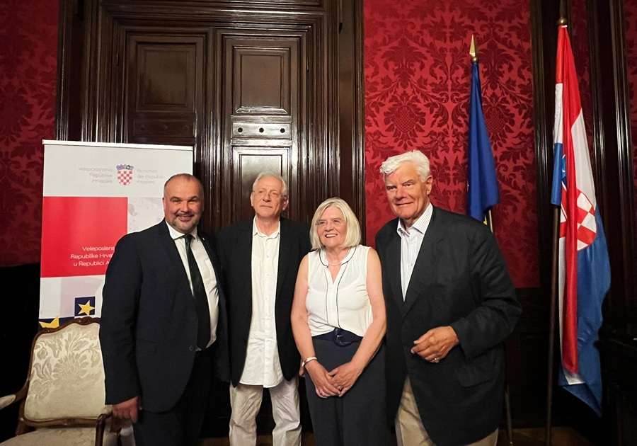 VEČER UMJETNOSTI: U Veleposlanstvu RH u Beču dr. Brogyanyi promovirao suvremene hrvatske slikare, a Petru Tyranu uručena “Večernjakova domovnica” Veleposanik Glunčić (lijevo),Tyran, Herek, Brogyanyi