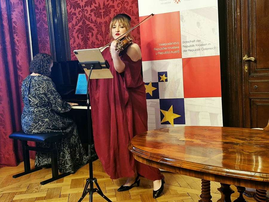 VEČER UMJETNOSTI: U Veleposlanstvu RH u Beču dr. Brogyanyi promovirao suvremene hrvatske slikare, a Petru Tyranu uručena “Večernjakova domovnica” Nastup violinistice Nikolić i pijanistice Jansson