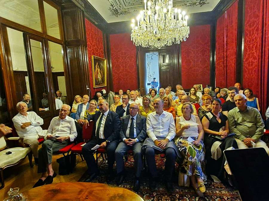 VEČER UMJETNOSTI: U Veleposlanstvu RH u Beču dr. Brogyanyi promovirao suvremene hrvatske slikare, a Petru Tyranu uručena “Večernjakova domovnica” Publika