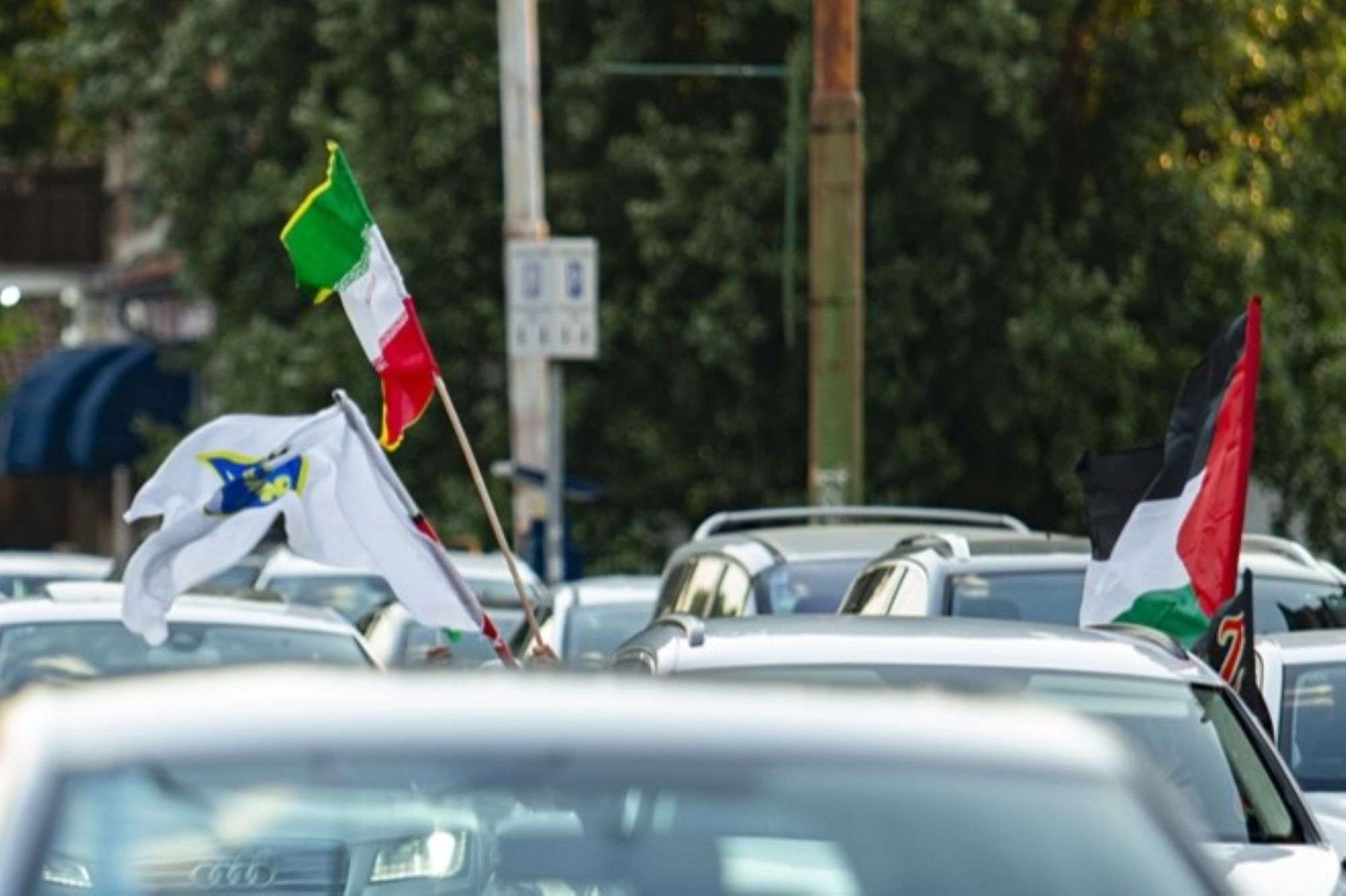 SARAJEVO: Defile vozila s iranskim i palestinskim zastavama u znak potpore Irancima i Palestincima SARAJEVO: Defile vozila s iranskim i palestinskim zastavama u znak potpore Irancima i Palestincima